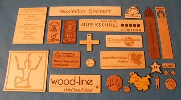 Grafik und Schrift auf Holz graviert